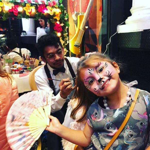 Al final de la función celebró con el elenco su cumpleaños número cuatro, en la fiesta la pequeña se divirtió con el espectáculo que dio un mago.