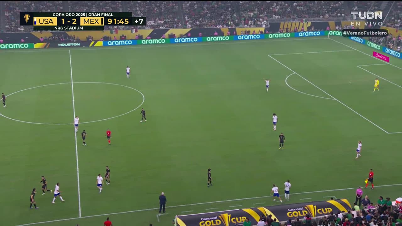 ¡TIRO ATAJADO! disparo por Santiago Giménez.