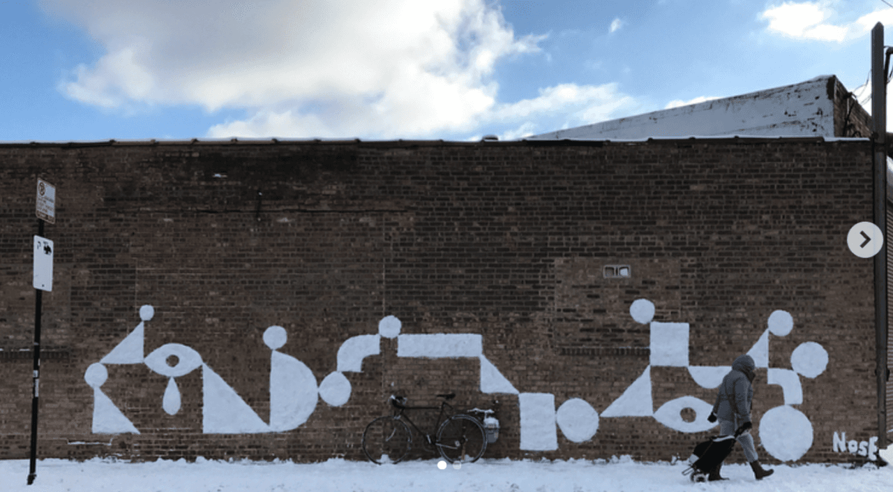 Unas figuras creativas creadas por el artista español en una pared de un edificio.