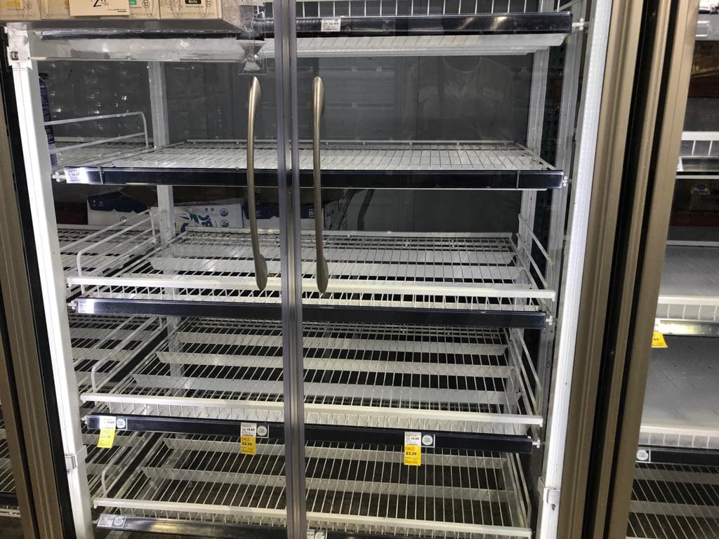 La comunidad, siguiendo las recomendaciones de las autoriadades, salió a comprar provisiones que alcanzaran para una semana.