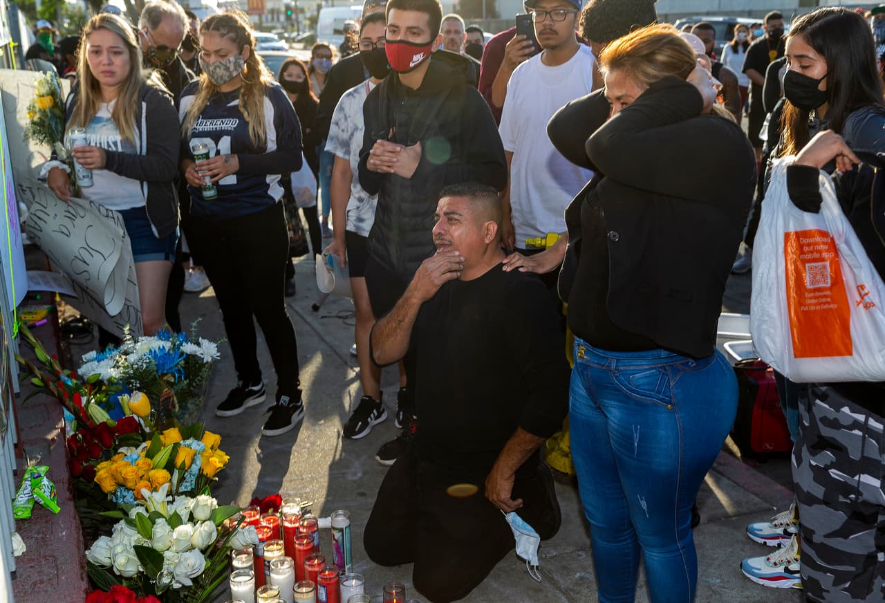 Durante el fin de semana, las autoridades describieron que oficiales de patrullaje de la estación del alguacil en la ciudad de Compton salieron en un recorrido de rutina, cuando al llegar al local donde presuntamente Guardado trabajaba, lo vieron hablando con una tercera persona que se encontraba dentro de un vehículo.