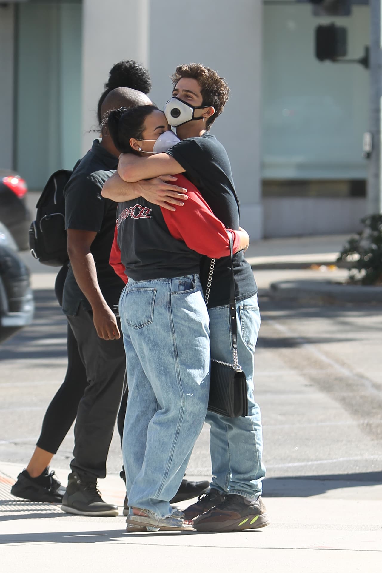 La cantante y el actor, que anunciaron su compromiso matrimonial en julio pasado, dieron un paseo en Beverly Hills, durante el cual la pareja vistió de modo casual: jeans, playeras extra size y zapatillas cómodas. Sin olvidar su cubrebocas.