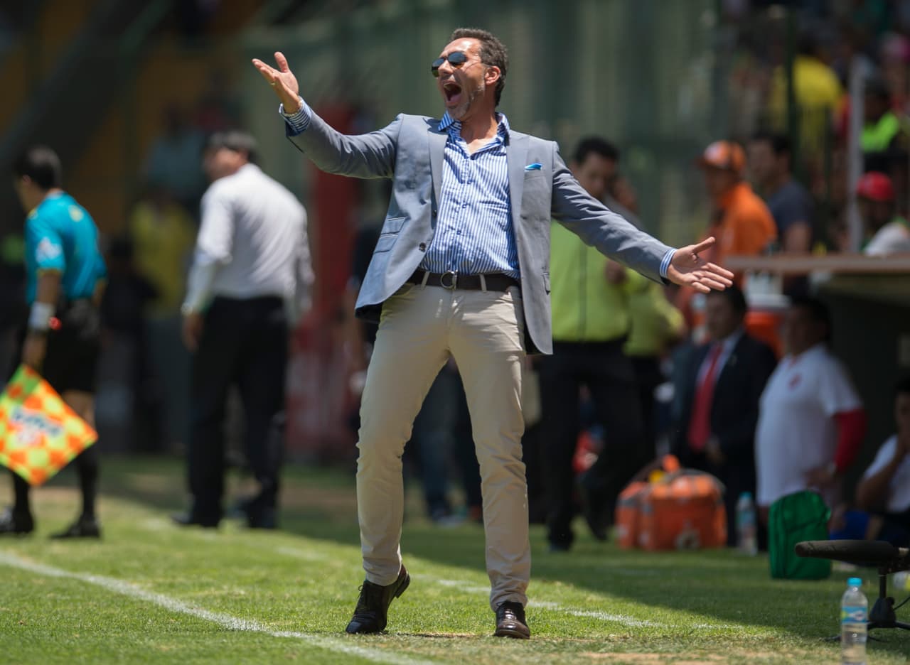 Vive el futbol al borde, con una pasión que contagia a sus jugadores dentro de la cancha.