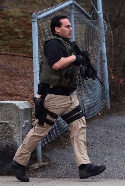 La policía confirmó vía Twitter, la detención del segundo sospechoso de los atentados del pasado lunes en el maratón de Boston (EE.UU.) y que había sido acorralado en el barrio de Watertown. "CAPTURADO!!! La caza se ha acabado. La búsqueda ha terminado. Se acabó el terror. Y la justicia ha ganado. El sospechoso está bajo custodia", se lee en el tuit de la policía de Boston. A lo largo de toda la jornada un extraordinario despliegue policial había perseguido a Dzhokhar Tsarnaev, un joven de 19 años de origen chechén, presunto coautor de los atentados. Según el diario Boston Globe, Tsarnaev fue capturado después de un tiroteo en el que resultó herido, por lo que está siendo trasladado al Hospital Mount Auburn de Cambridge. Un oficial le dijo al diario que el joven, de 19 años, se encuentra consciente. La noticia de su captura fue acogida con aplausos por el público que salió de sus casas.