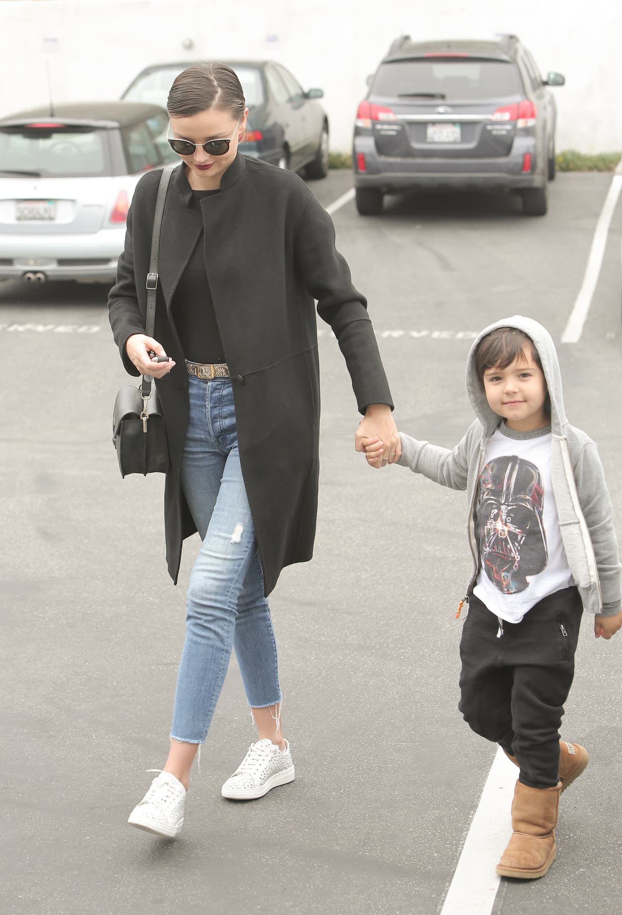 El bebé acompaña a su mamá en todo momento.