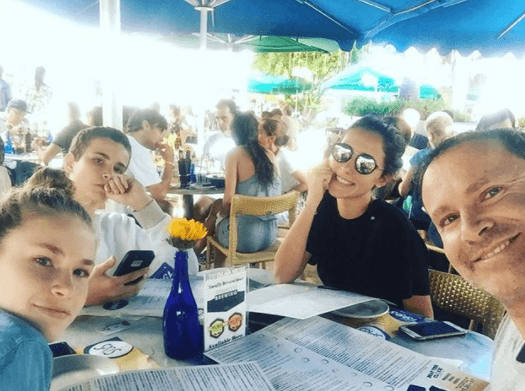 Agregando lo orgulloso que se siente de él "por ser un hijo ejemplar y con un gran corazón... gracias por ser único !!! te amo".