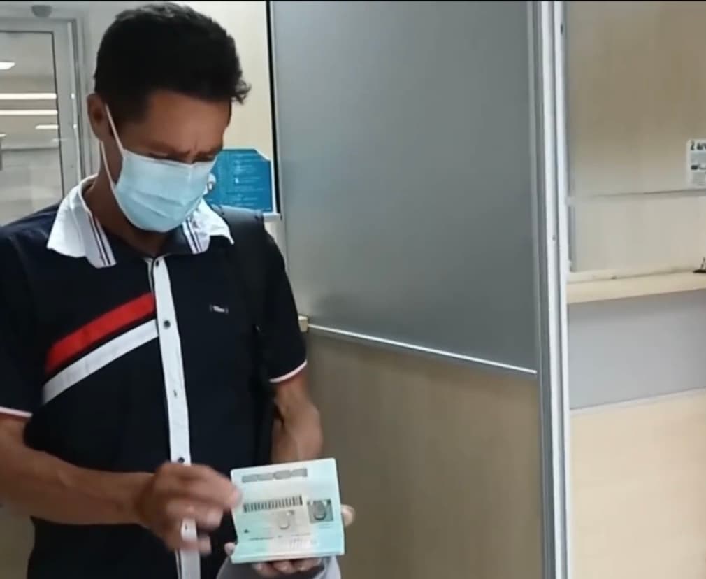 Saber que su pequeña estaba convaleciente movilizó a Lucio para tratar de llegar hasta 
<a href="https://www.univision.com/temas/mexico-city">México </a>a toda costa. Tanta fue su fe que en las oficinas de migración en la capital Tegucigalpa, 
<b>las autoridades le expidieron un pasaporte de emergencia.</b> 
<br>