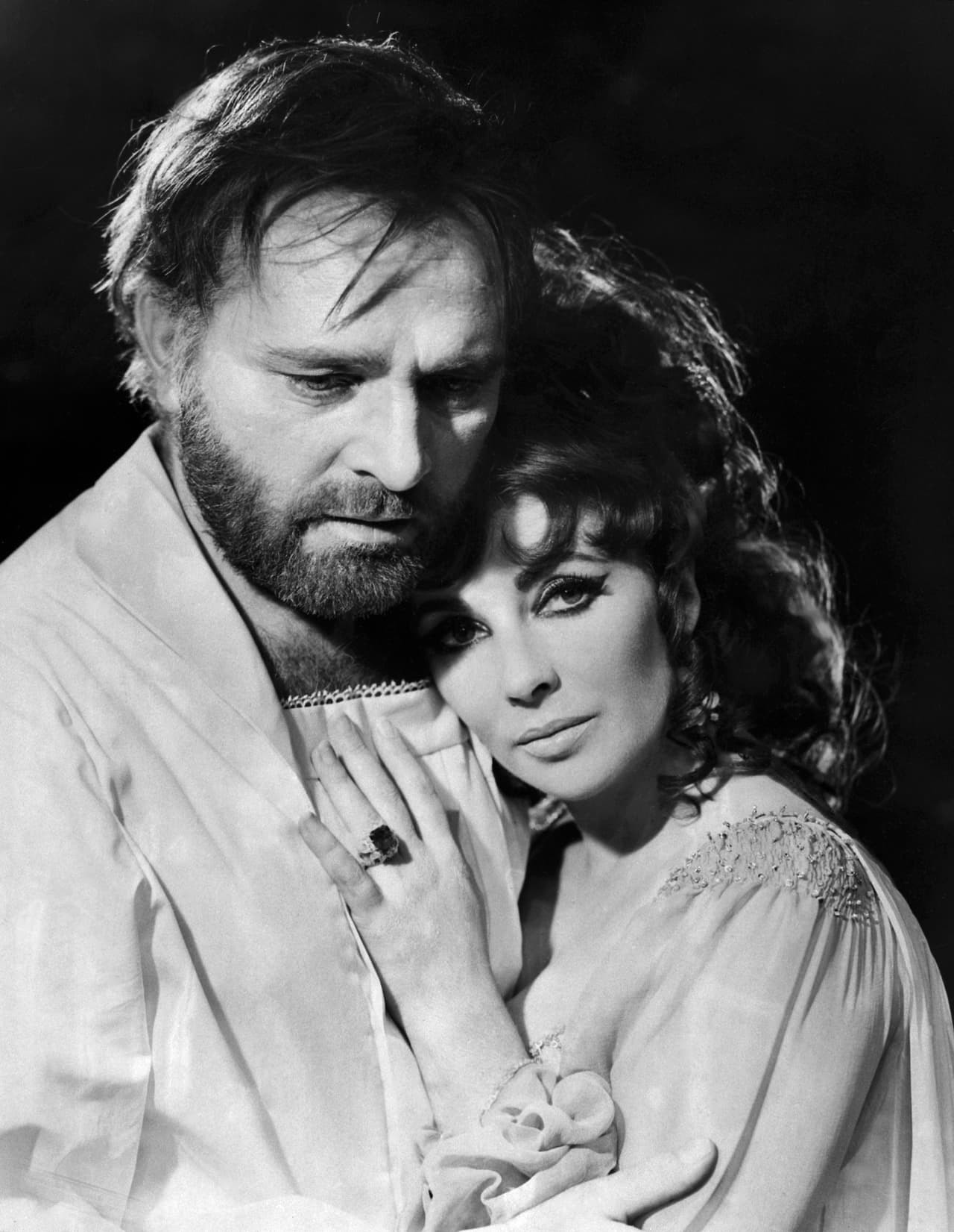 Pero el gran amor de su vida al parecer fue el famoso actor Richard Burton, con quien compartió pantalla en varias ocasiones y hasta se casó con él dos veces.