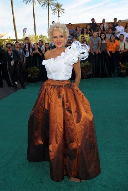 Los fashionistas tuvieron mucho de qué hablar con el atuendo de algunas de las estrellas invitadas a los Latin GRAMMY. Los artistas no sólo dejan volar su creatividad para componer canciones sino también para vestirse. Desafortunadamente no se escaparon de caer en la lista de los peor vestidos.