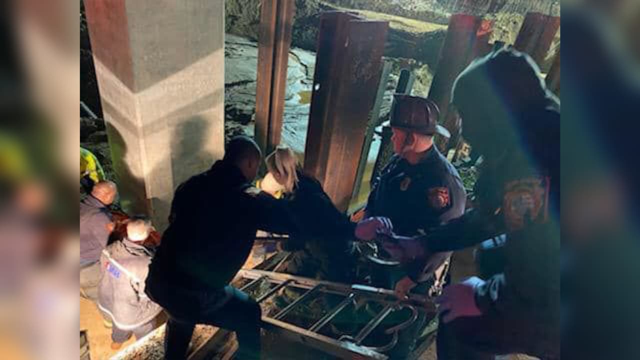 Equipo de rescate suministran primeros auxilios al hombre luego de caer de la estructura