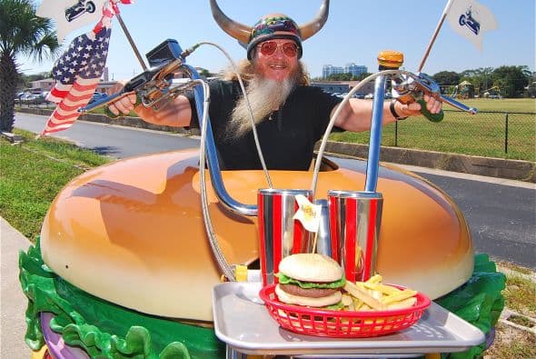 Inclusive tiene una charolita para poner su comida favorita.