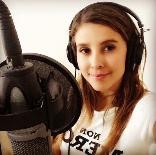 Le encantan los colores brillantes, en especial el rosa.