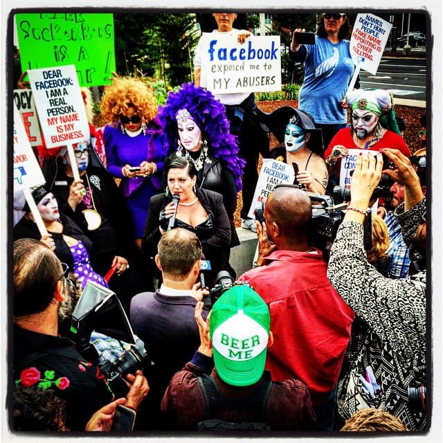 Decenas protestan contra política de “nombres reales” de Facebook