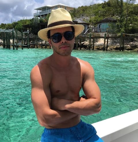 Prince Royce ama tomar el sol, y cuando anda de vacaciones usa estos sombreros con los que le pone un toque cool a su atuendo playero.