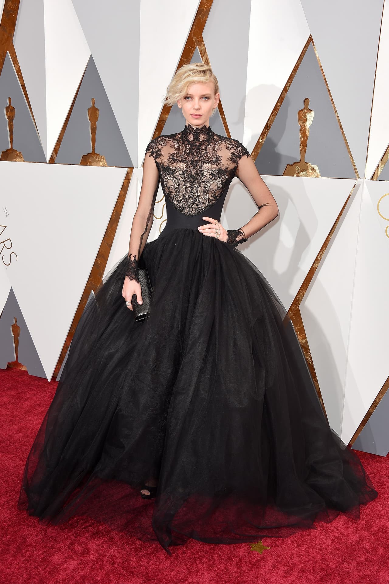 Las modelos están consiguiendo ser protagonistas de las alfombras rojas, incluso más que las actrices. Dorith Mous en su dramático vestido en tul, con encaje de iconografía religiosa y mangas largas de transparencia, diseñado por Dennis Diem, se coló entre las más sorprendentes de la noche, aunque nadie realmente supiera quién era la impactante rubia.