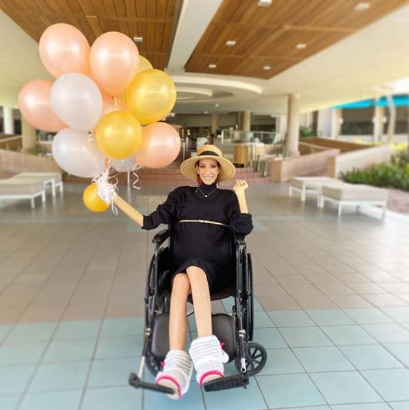 "Dios está conmigo 🎈 Los retos de la vida se enfrentan con valentía y una sonrisa sutil. De otra manera se hará más complicado llevar tu proceso. ¡Resiste!"
<br>