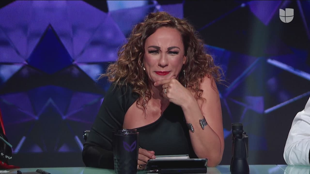 Consuelo Duval no se contuvo y expresó que "las mamás no deberían de morir", lo que conmovió a todos en el show y a la celebridad escondida bajo el traje rojo.