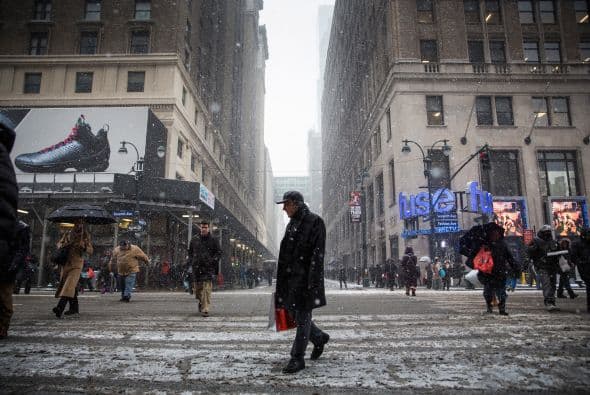 La ciudad que nunca duerme, hoy es azotada por una tormenta que no sólo la ha paralizado, sino que ha dejado a miles varados en aeropuertos nacionales e internacionales. Impresionantes las estampas de #NuevaYork el 26 de enero de 2015, una día para la historia de la 'Gran Manzana'