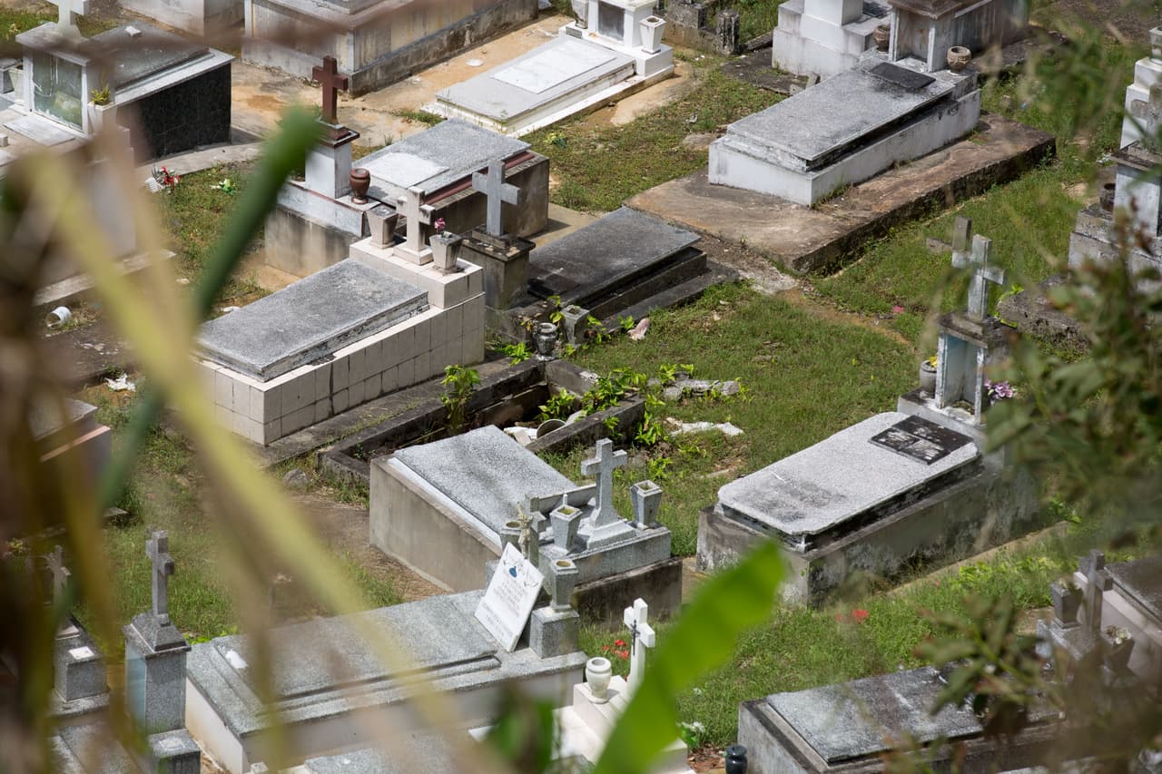 No es la primera vez que la estructura del cementerio municipal de Lares se derrumba por las lluvias. En 2013, varios días de precipitaciones continuas hicieron ceder la montaña dejando al descubierto los féretros en el mismo punto en el que ahora ocurrió el nuevo deslizamiento.