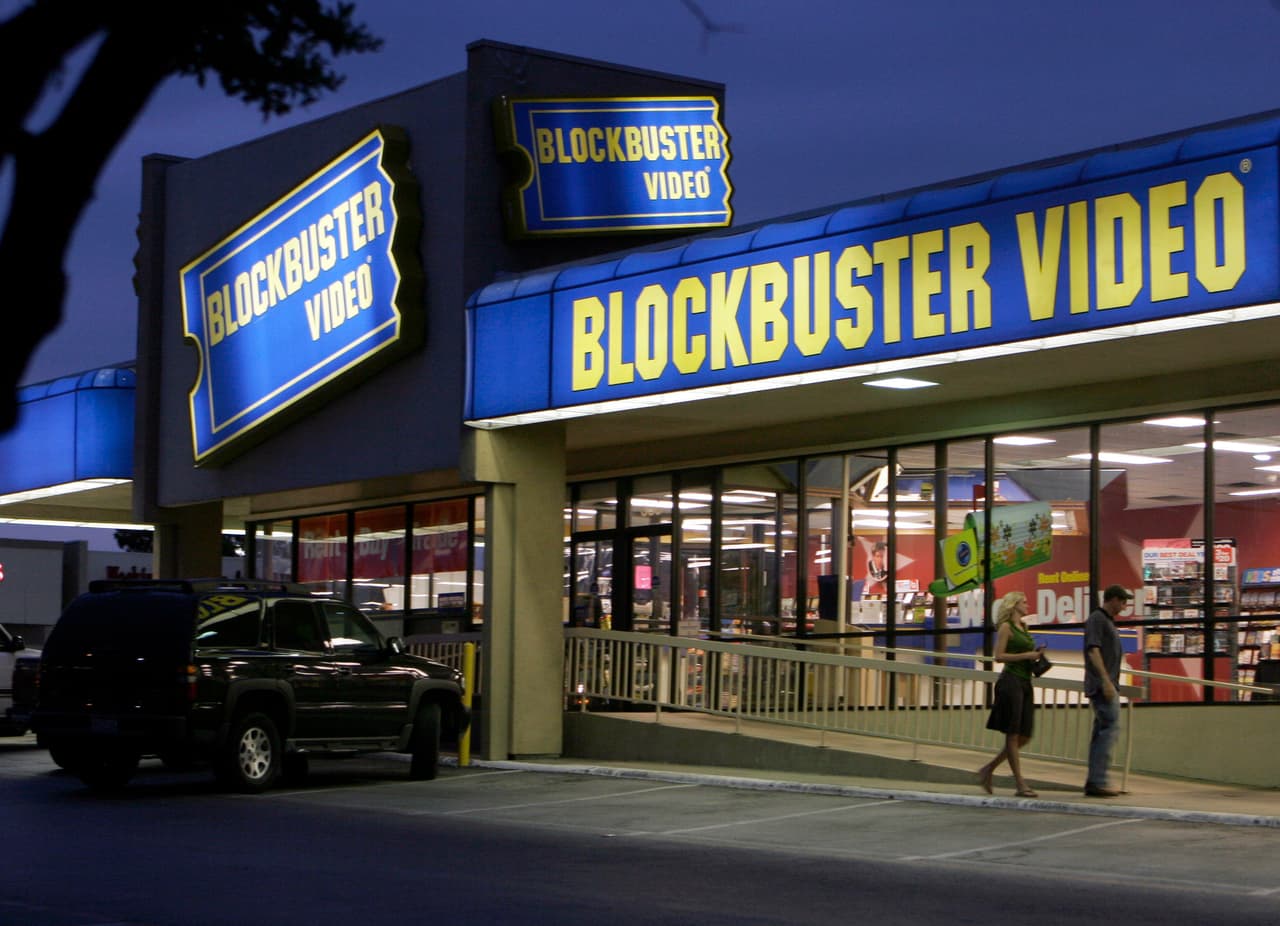 <b>Blockbuster</b>
<b>video</b> se declaró en bancarrota en el 2010 tras perder terreno frente a empresas de video en internet. En su mejor momento, en el 2004, tuvo hasta 9,000 tiendas las cuales cerraron poco a poco en un período de ocho años.
