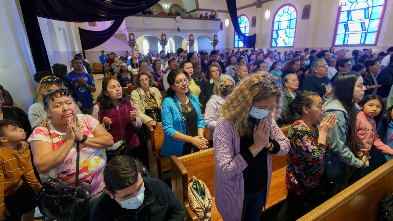 Latinos abandonan el catolicismo en EE.UU. ¿Por qué la fuga de fe?