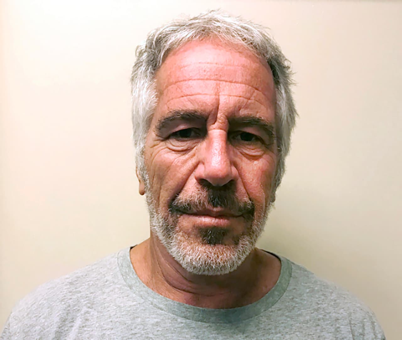 El video del exterior de la celda de Jeffrey Epstein durante su primer intento de suicidio "ya no existe"