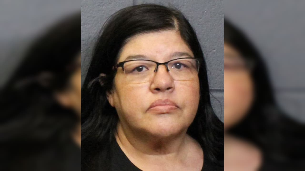 La policía fue a su casa para auxiliar a esta mujer y encontraron el cadáver descompuesto de su madre: pasará el resto de su vida en la cárcel