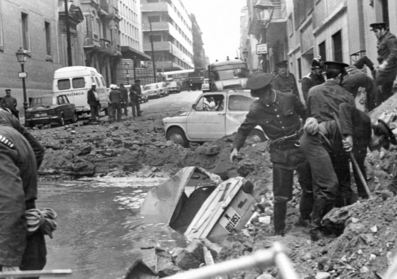 Imagen de archivo del atentado contra Carrero Blanco en la que se aprecia cómo quedó el vehículo tras la explosión.