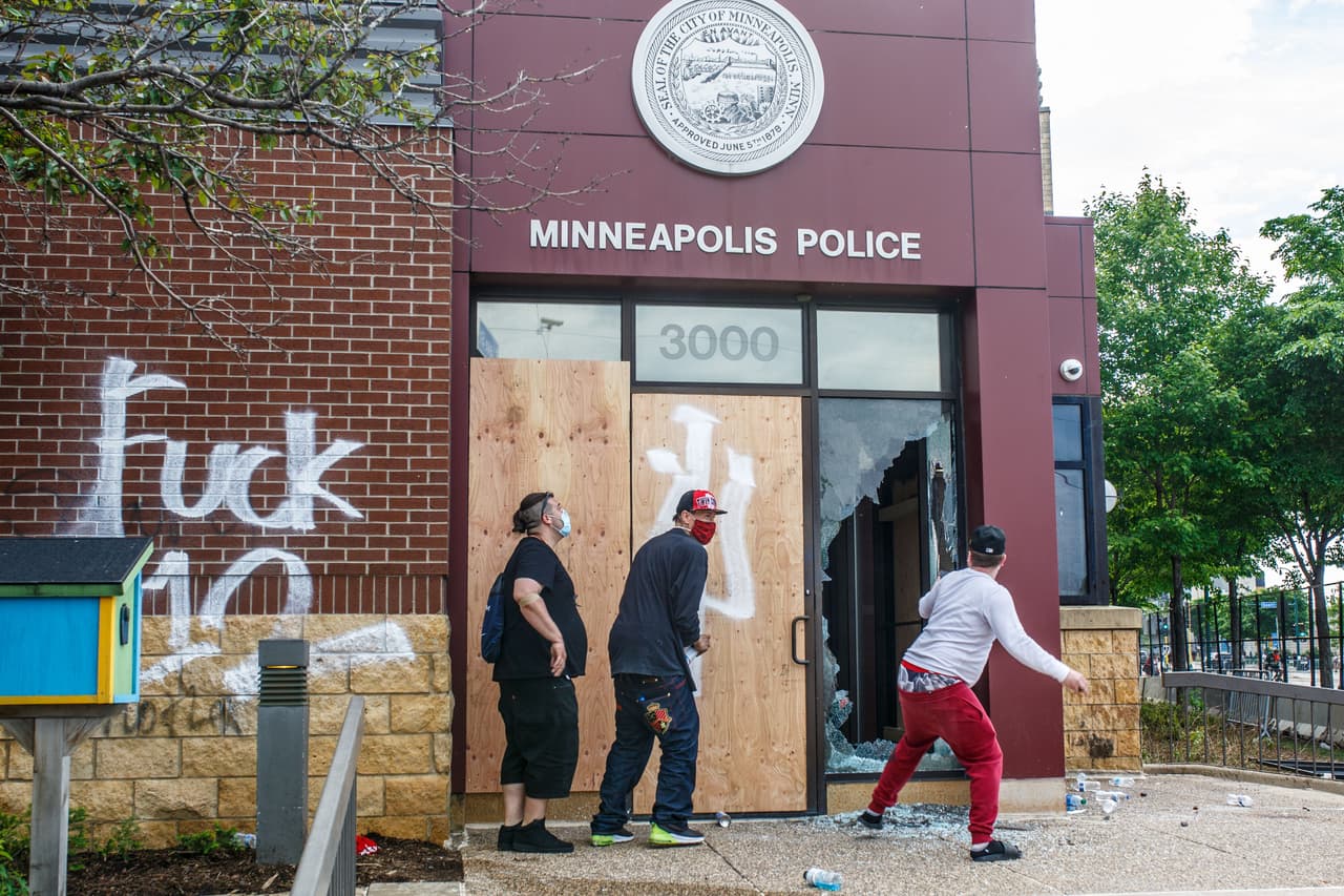 En Minneapolis la protesta continuaba y los manifestantes comenzaron a acosar la comisaría del tercer distrito de la ciudad. En la tarde del miércoles ya habían roto algunas ventanas del edificio.