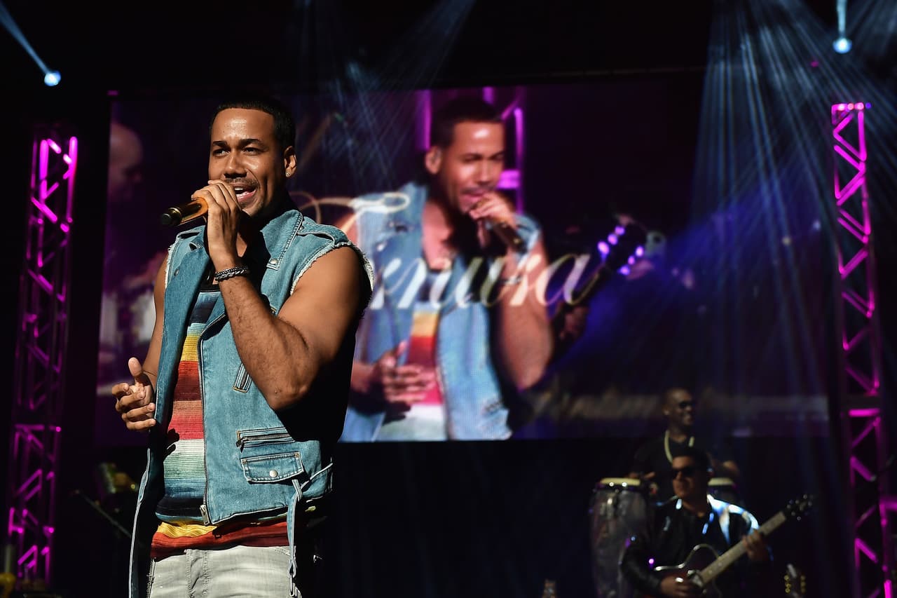 En julio pasado, Billboard publicó la lista de los 40 artistas que registraron
<b><a href="https://www.univision.com/famosos/jlo-y-romeo-santos-los-hispanos-que-entraron-en-la-lista-de-cantantes-que-mas-ganaron-en-el-ultimo-ano-en-eeuu-fotos">mayores ganancias </a></b>en 2018 gracias a sus giras, transmisiones, ventas y publicaciones en los Estados Unidos.