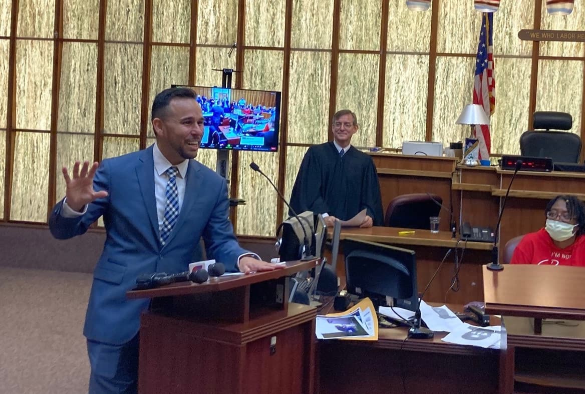 El ex convicto, Ángel Sánchez, pronuncia un discurso sobre su admisión en el colegio de abogados de Washington DC en el juzgado de Miami donde fue condenado a 30 años de prisión en 1999.