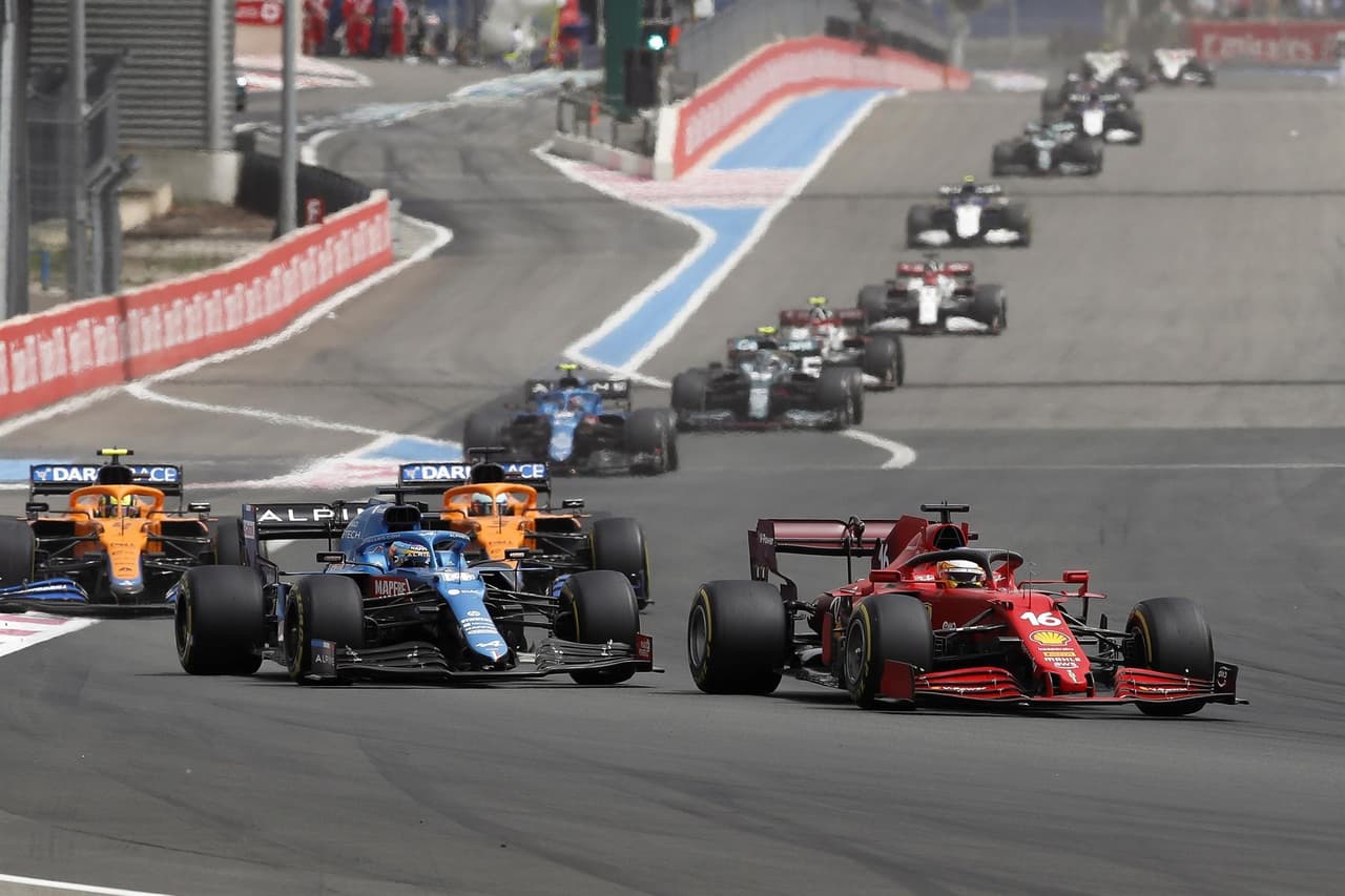 Sergio 'Checo' Pérez logra subir al podio en la Formula 1 junto a su compañero de Red Bull, Max Verstappen, y Lewis Hamilton. El mexicano llegó en tercera posición, mientas que el piloto británico se adjudicó la segunda plaza. El neerlandés fue campeón del Gran Premio de Francia y fue nombrado piloto del día.