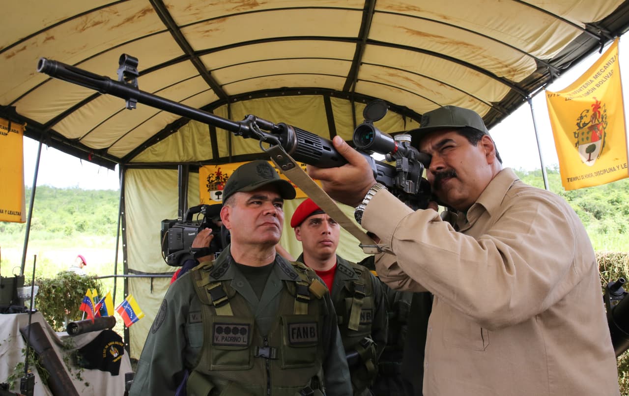 El presidente Maduro juega con un rifle de asalto ruso bajo la mirada del ministro de Defensa, durante unos ejercicios militares realizados en enero de 2017