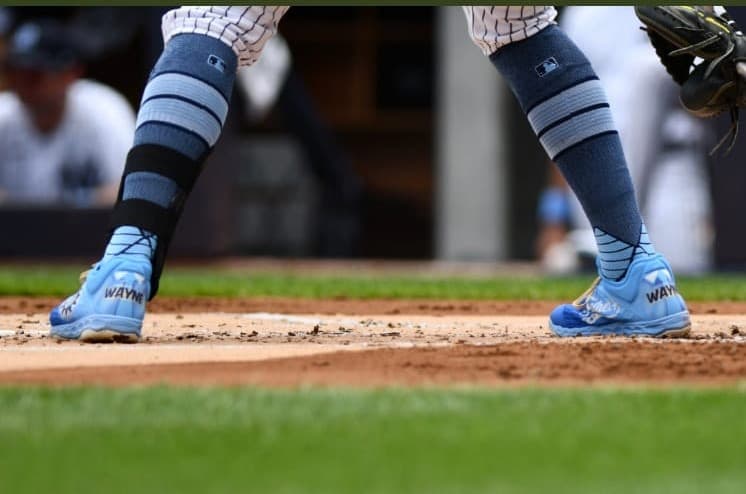 Los Yankees, Giants, Blue Jays y más equipos rinden tributo a los papás hoy en su día.