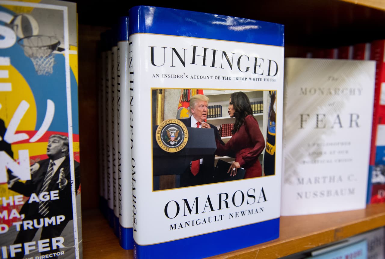 Omarosa Manigault asegura que escribió el libro ‘Unhinged’ (Desquiciado) después de ser despedida de la Casa Blanca en diciembre de 2017. La campaña de Trump presentó un recurso de arbitraje contra Manigault en el que alega que ella violó un pacto de confidencialidad, ella respondió que le ofrecieron 15,000 dólares mensuales para firmar un nuevo acuerdo, que según ella rechazó.