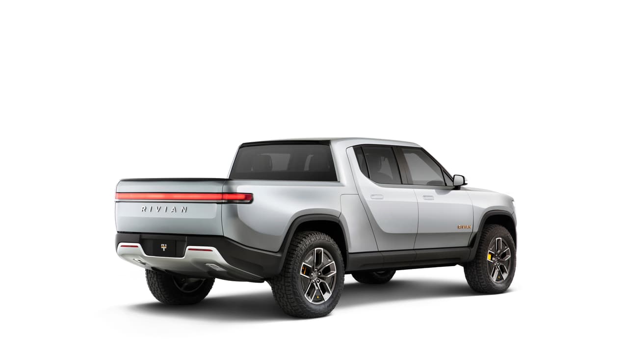 La capacidad de carga de la Rivian R1T es de 1765 lbs (800 kgs) lo que la sitúa en la parte alta de camionetas similares y más grandes con motores de combustión interna. Su capacidad de remolque de 11,000 libras (5,000 kilos) la coloca en
<b>competencia directa con las pickups de trabajo pesado </b>como la Ford F-350 o la Ram 3500.