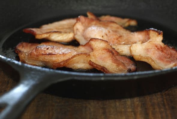 Agrega 4 trozos de tocino, y cocínalos hasta que estén dorados y crujientes (unos 5 minutos).