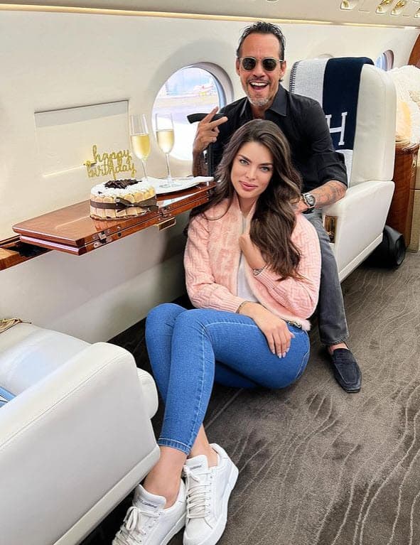 Dentro del avión celebraron con champaña y un pastel.
<br>