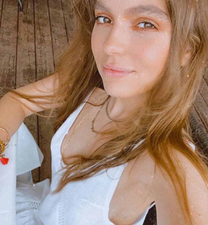 Por eso, antes de abordar en la Ciudad de México un avión hacia Miami para encontrarse con su famosa madre y 
<b><a href="https://www.univision.com/famosos/con-el-rostro-de-su-ex-angelica-rivera-en-el-pastel-el-guero-castro-celebra-su-cumpleanos-58-video" target="_blank">celebrar con ella su cumpleaños 52</a></b> este próximo 2 de agosto, Sofía Castro reveló la verdad detrás de su rostro. 
<br>