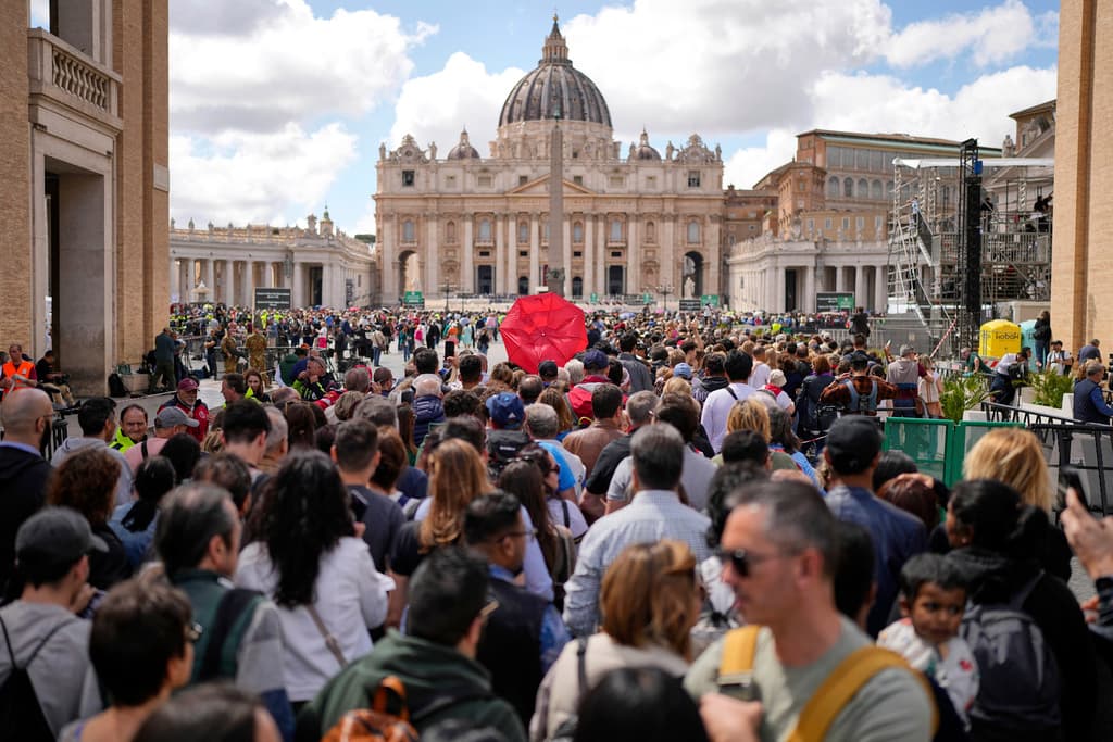 La gente espera en la Plaza de San Pedro para rendir homenaje al difunto papa Francisco, quien yace en la Basílica de San Pedro para su último día en el Vaticano, el viernes 25 de abril de 2025. (Foto AP/Andreea Alexandru)