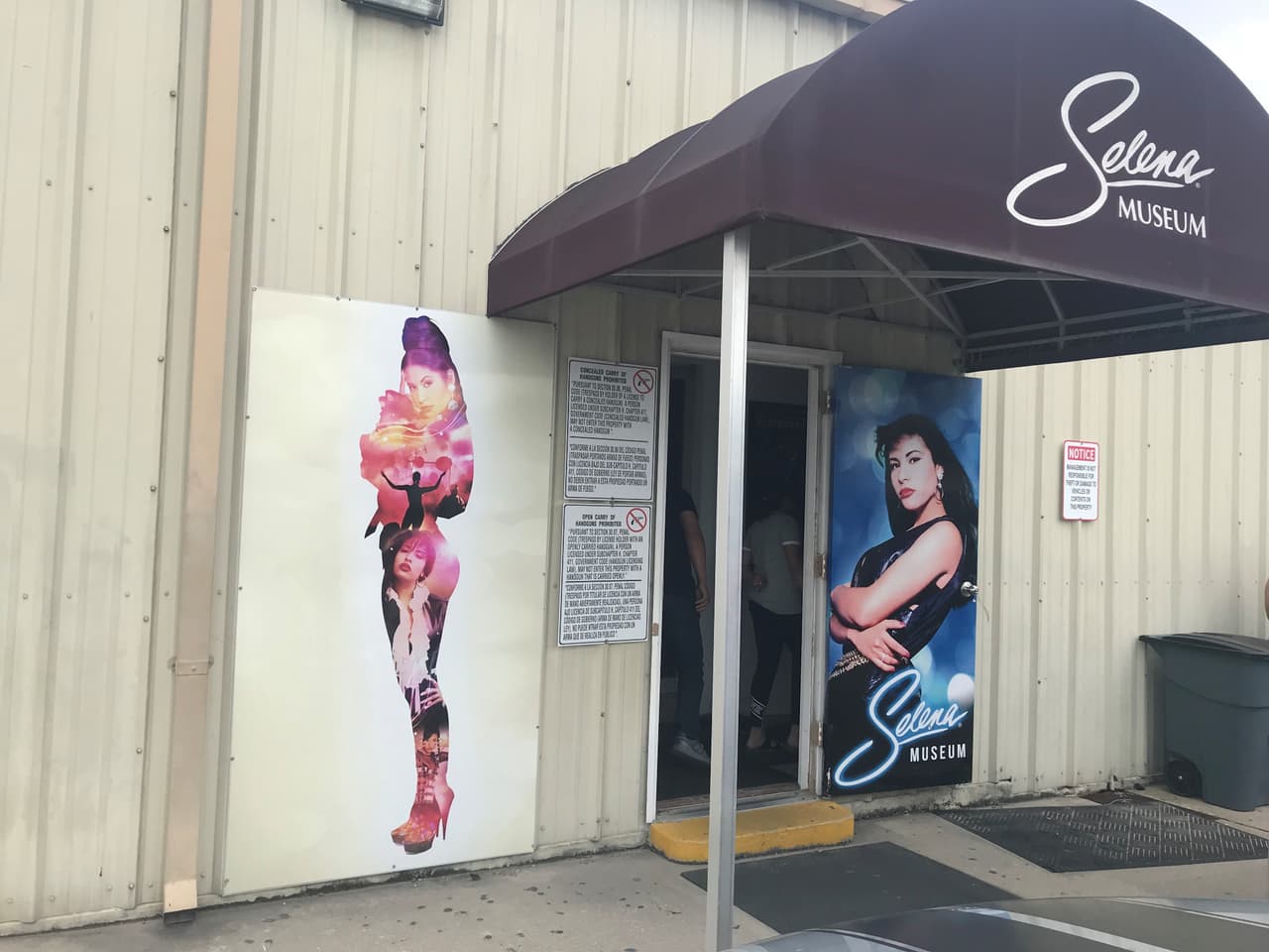 La familia Quintanilla estableció un museo dedicado a la cantante en el edificio donde está su estudio de grabación Q Productions. La entrada cuesta 3 dólares.