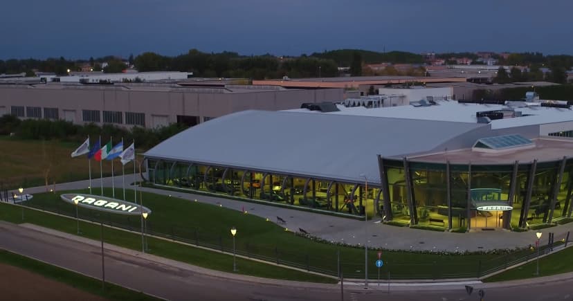 Pagani inaugura su nueva fábrica en Módena