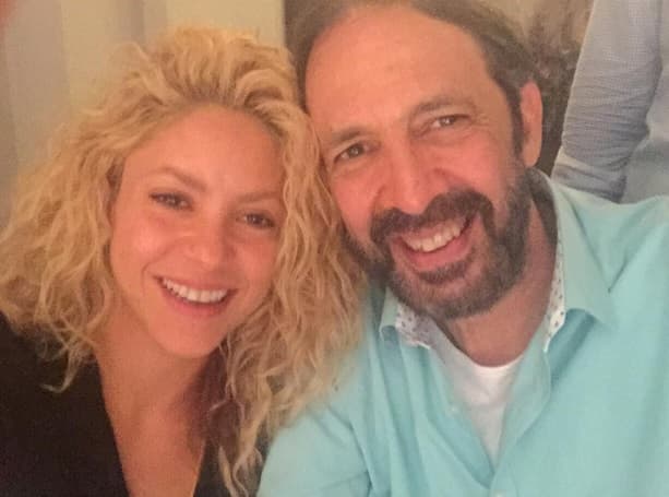 Shakira compartió una fotografía con el cantante Juan Luis Guerra y contó que el músico se quedó atrapado en el elevador de su departamento en Madrid.