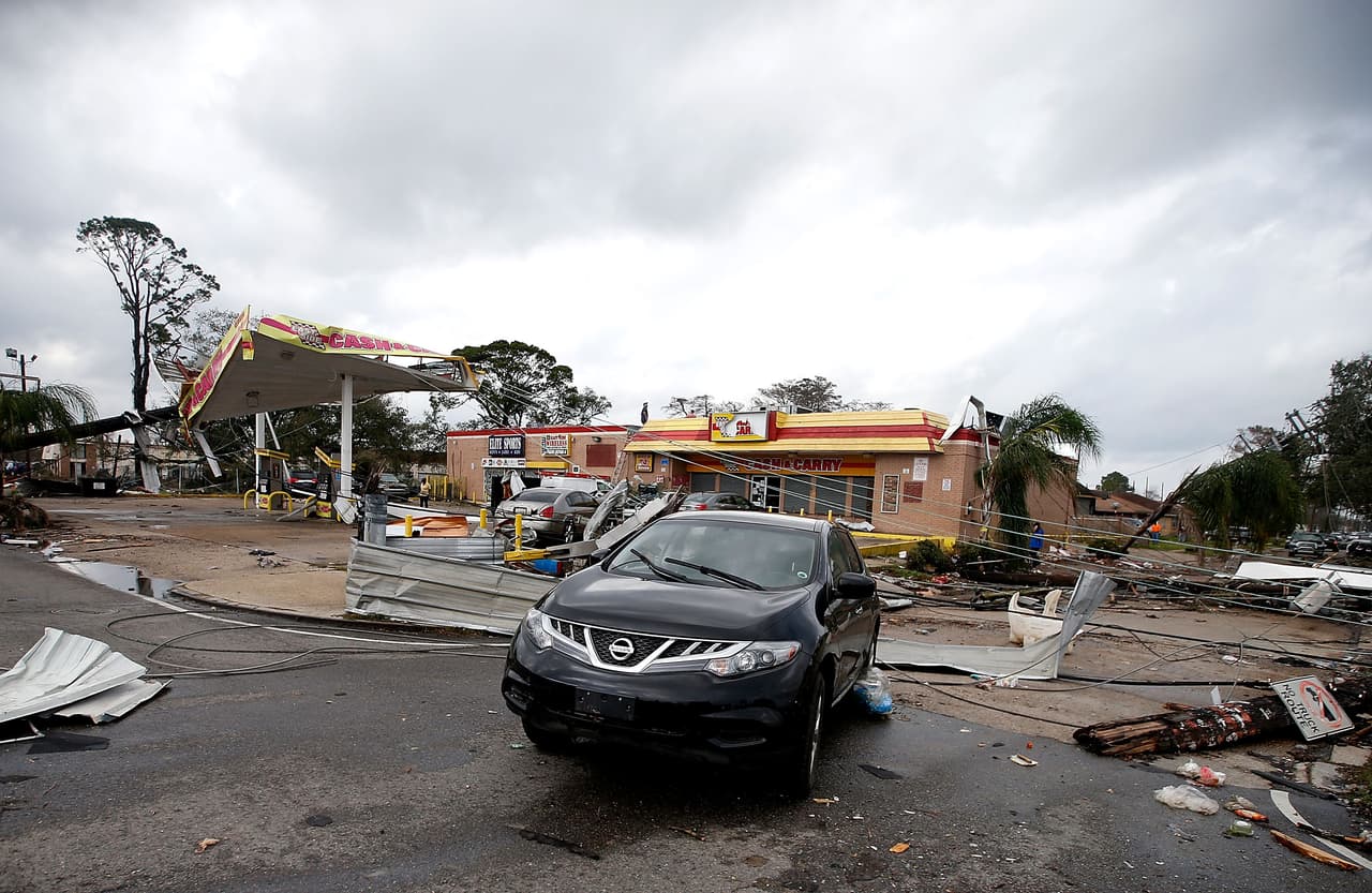 <b>No intentes ser más rápidos que el tornado</b>
<br>
<br>El tornado siempre será más rápido que tu auto. Aún más, el tornado no se rige por señales de tránsito.