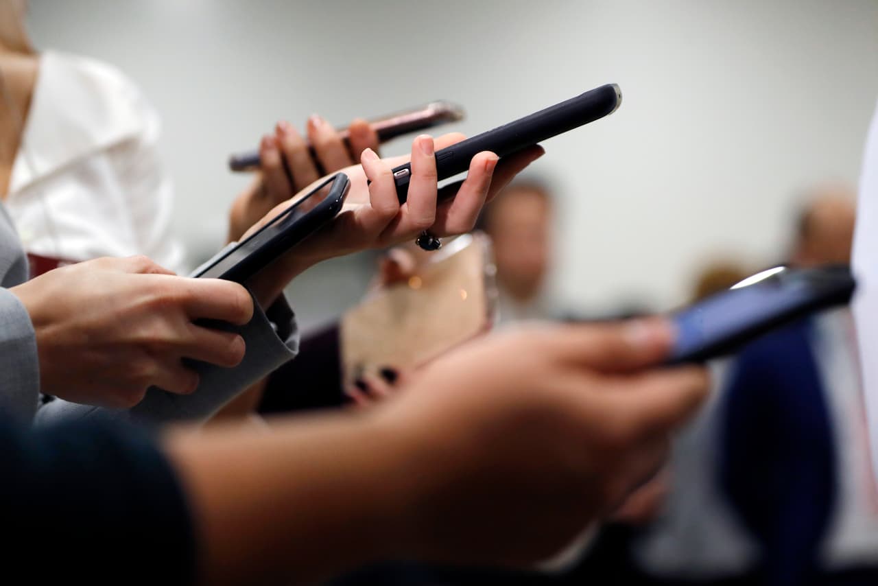 Cargar tu celular en un puerto público te pone en riesgo de virus y robo de datos