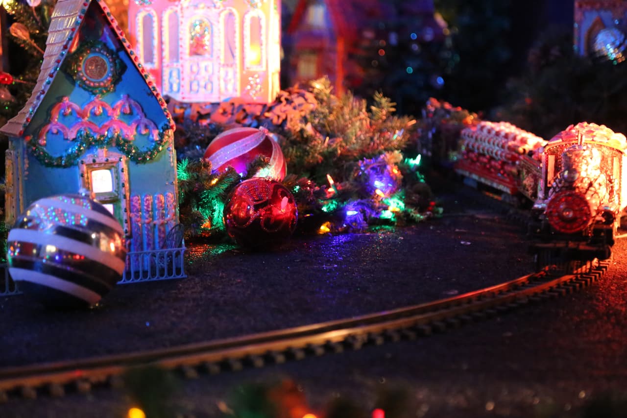 El ya tradicional pueblito navideño en miniatura, con sus ferrocarriles y trenes, cautiva la atención de los visitantes más pequeños.