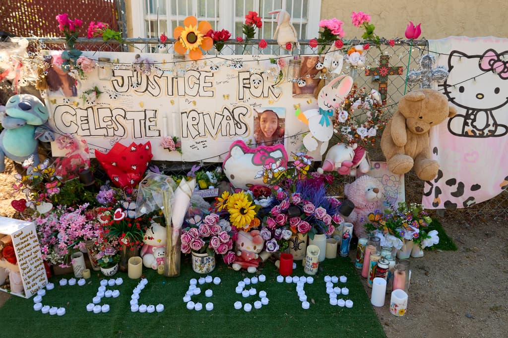 A unos pasos de una escuela secundaria llena de banderas universitarias y en una calle de casas modestas con vallas de tela metálica y pequeños jardines delanteros, transcurrió la breve vida de Celeste Rivas Hernández, la adolescente cuya muerte está ligada al caso por el que el cantante D4vd enfrenta cargos de asesinato en primer grado, según autoridades. En una zona donde muchas personas prefieren la discreción, el apoyo comunitario se expresó en gestos visibles. Un memorial en el antiguo barrio honra su memoria con flores y mensajes.