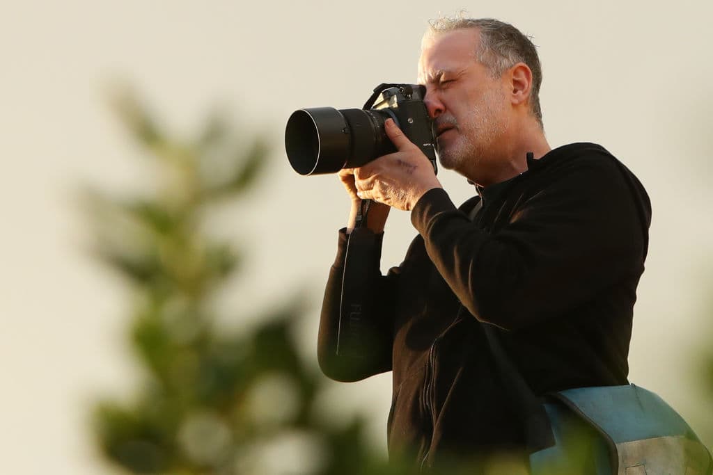 Tunick es conocido por 
<a href="https://www.univision.com/estilo-de-vida/fotografia/el-mundo-esta-de-cabeza-asi-como-los-desnudos-de-spencer-tunick-fotos">sus fotos artísticas de multitudes desnudas</a> y sitios conocidos de todo el mundo, incluyendo la Ópera de Sídney en 2010.