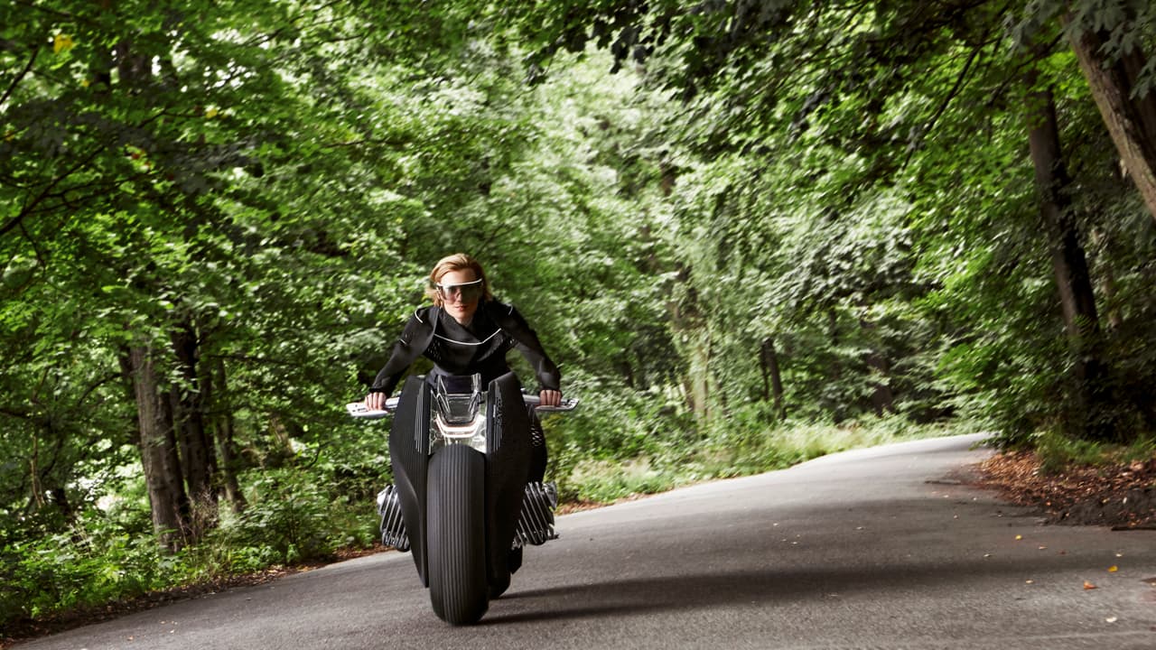 El marco de esta motocicleta es flexible, lo que le permite participar como componente activo en el sistema de dirección.