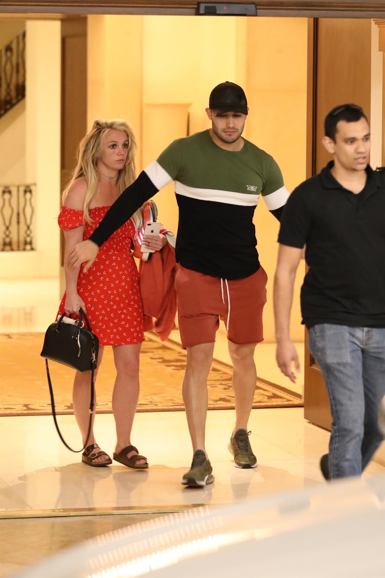 Sin embargo, la repentina salida no es definitiva, sólo se le permitió 
<a href="https://pagesix.com/2019/04/22/britney-spears-leaves-mental-health-facility-for-day-trip-with-boyfriend-sam-asghari/" target="_blank">interrumpir su tratamiento</a> por un día durante el pasado fin de semana, reveló una fuente a Page Six.